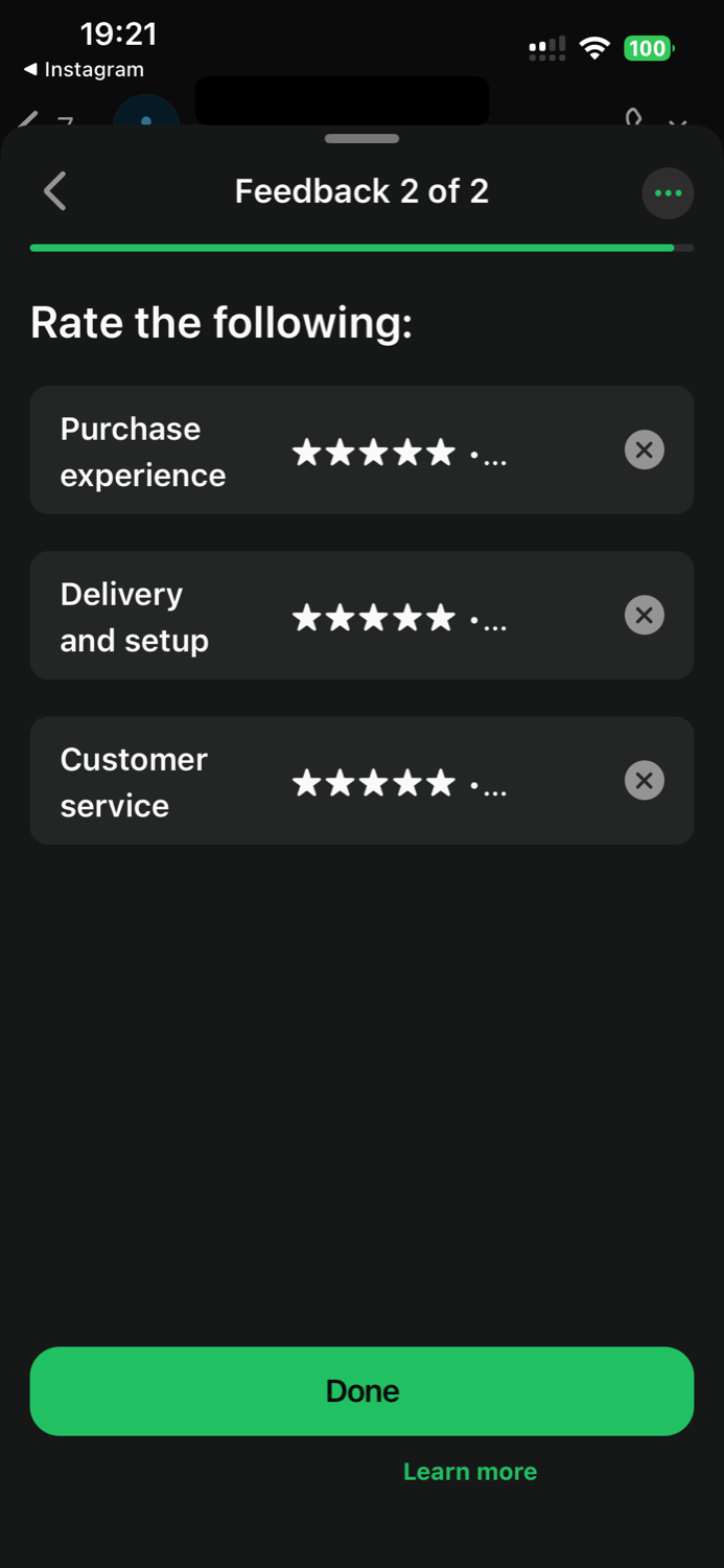 Um cliente preenchendo um formulário de feedback de WhatsApp Flow no celular